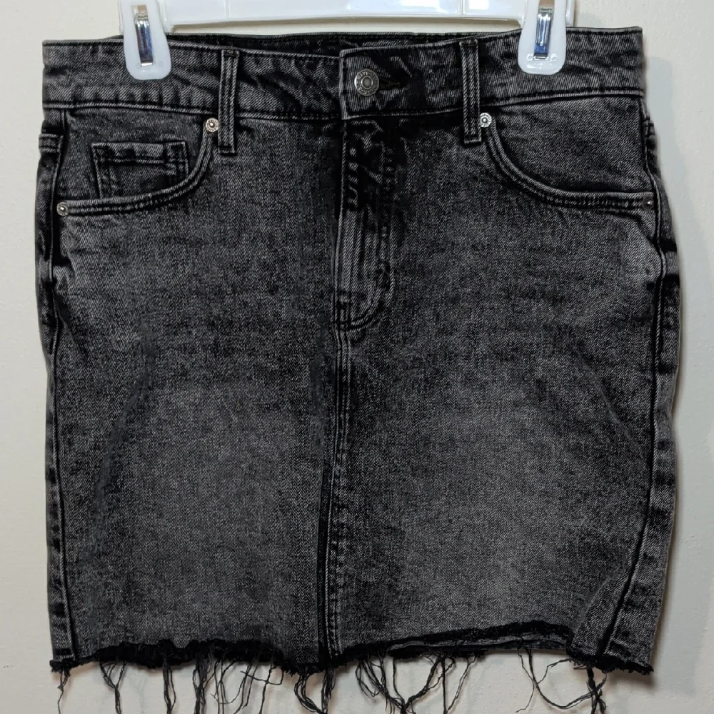 Old Navy Black Acid Wash Denim Mini Skirt Frayed Hem Stretch Women's Size 6